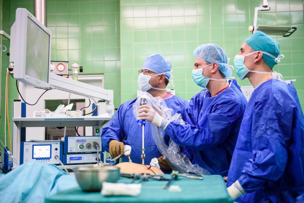 Mniej bólu i powikłań dla pacjentów – operacje laparoskopowe standardem