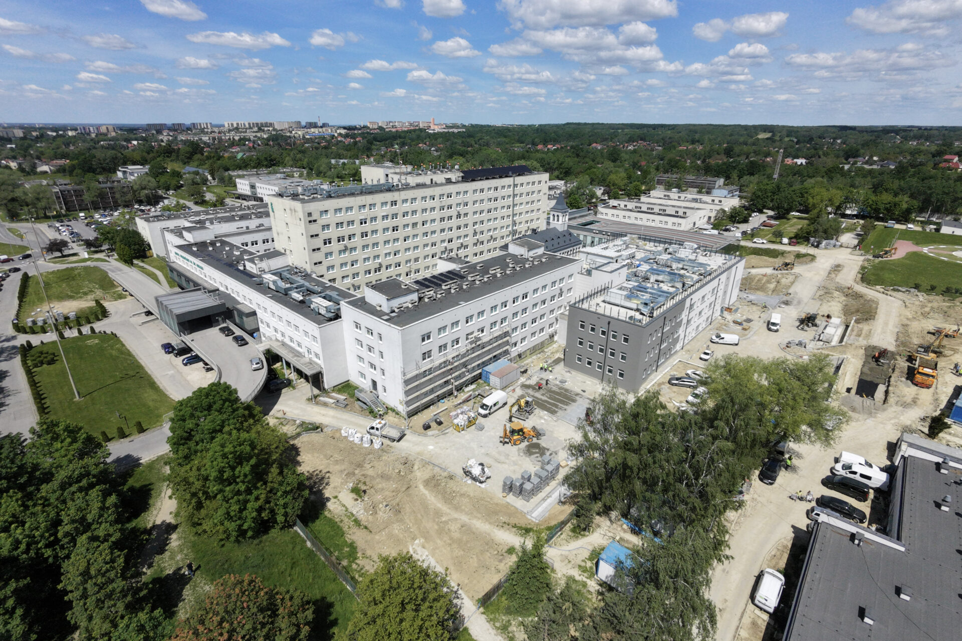 „Nowe Serce Onkologii” – trwają prace wykończeniowe, instalacyjne i&nbsp;zagospodarowanie terenu.